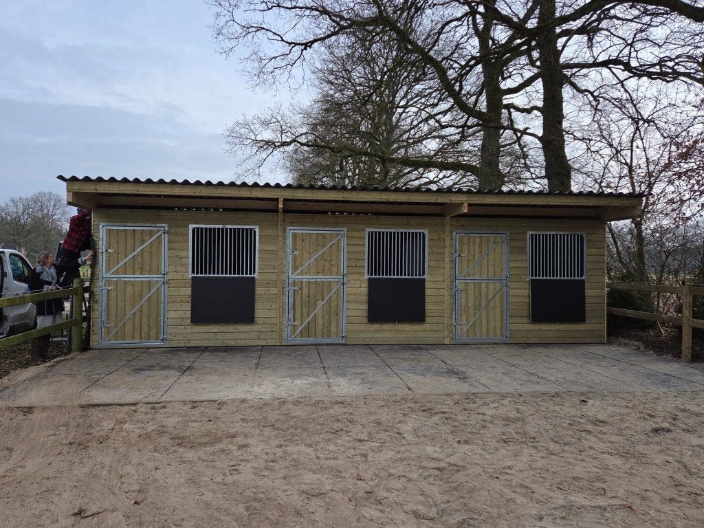 Paardenstallen, Stalling, 4 paarden of pony's of meer