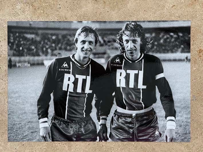 Org zwart/wit foto 20x30 cm van Johan Cruijff voor PSG 02, Verzenden, Nieuw, Ajax, Poster, Plaatje of Sticker