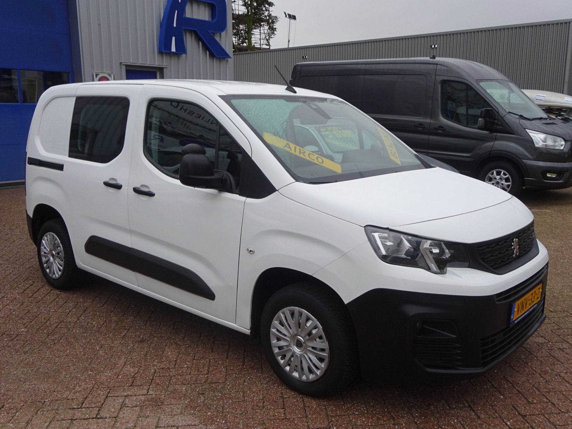 Peugeot Partner 1.2 PureTech Pro BENZINE AIRCO NAVI CRUISE C, Voorwielaandrijving, Dealer onderhouden, 1199 cc, Wit