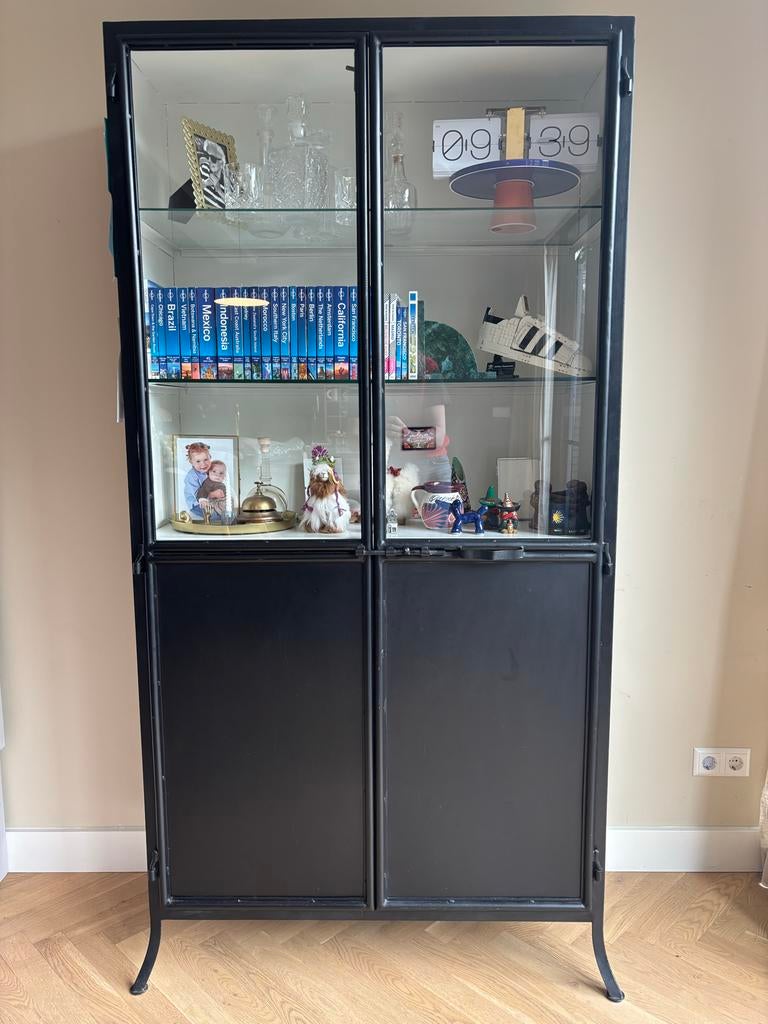Zwart metalen vitrinekast met glazen deuren, Huis en Inrichting, Ophalen, Met deur(en), 50 tot 100 cm, Zo goed als nieuw