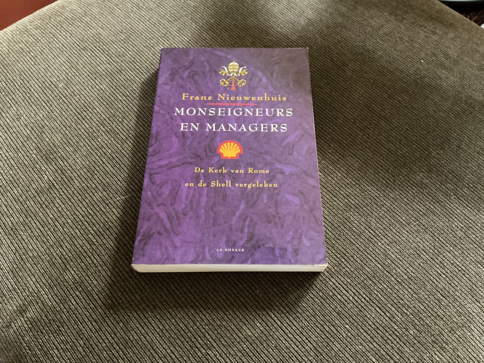 Monseigneur en Managers: Kerk van Rome en Shell vergeleken, Ophalen of Verzenden, Zo goed als nieuw, Christendom | Katholiek