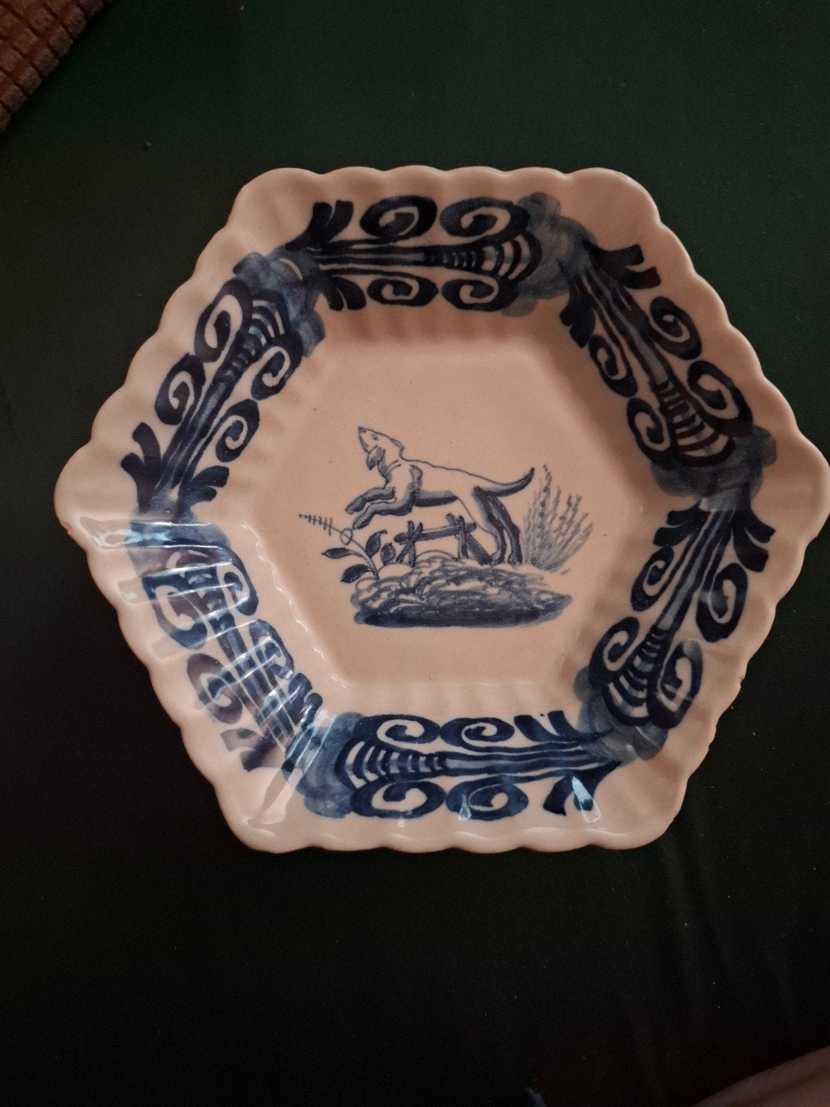 Zeshoekig Makkum bordje met jachthond decor, Ophalen of Verzenden