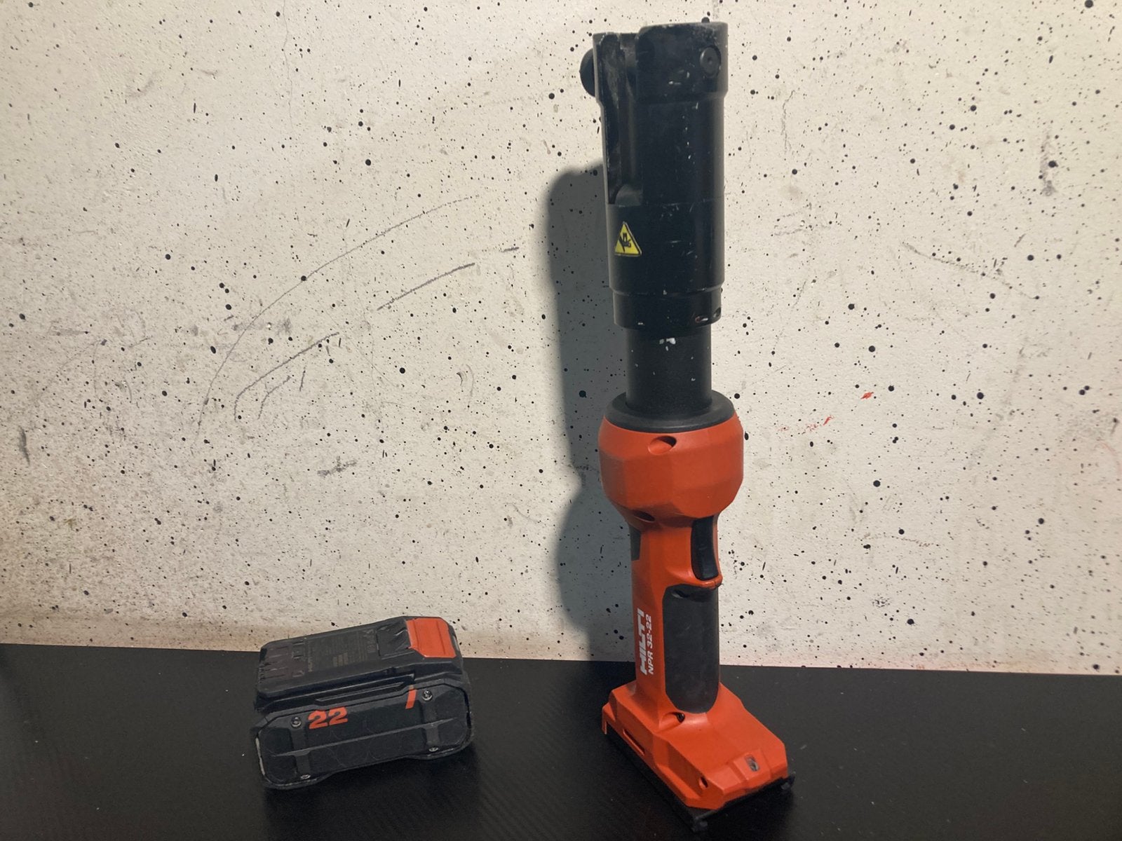 Hilti nuron persmachine, Ophalen of Verzenden, Zo goed als nieuw, Boor- en/of Breekhamer