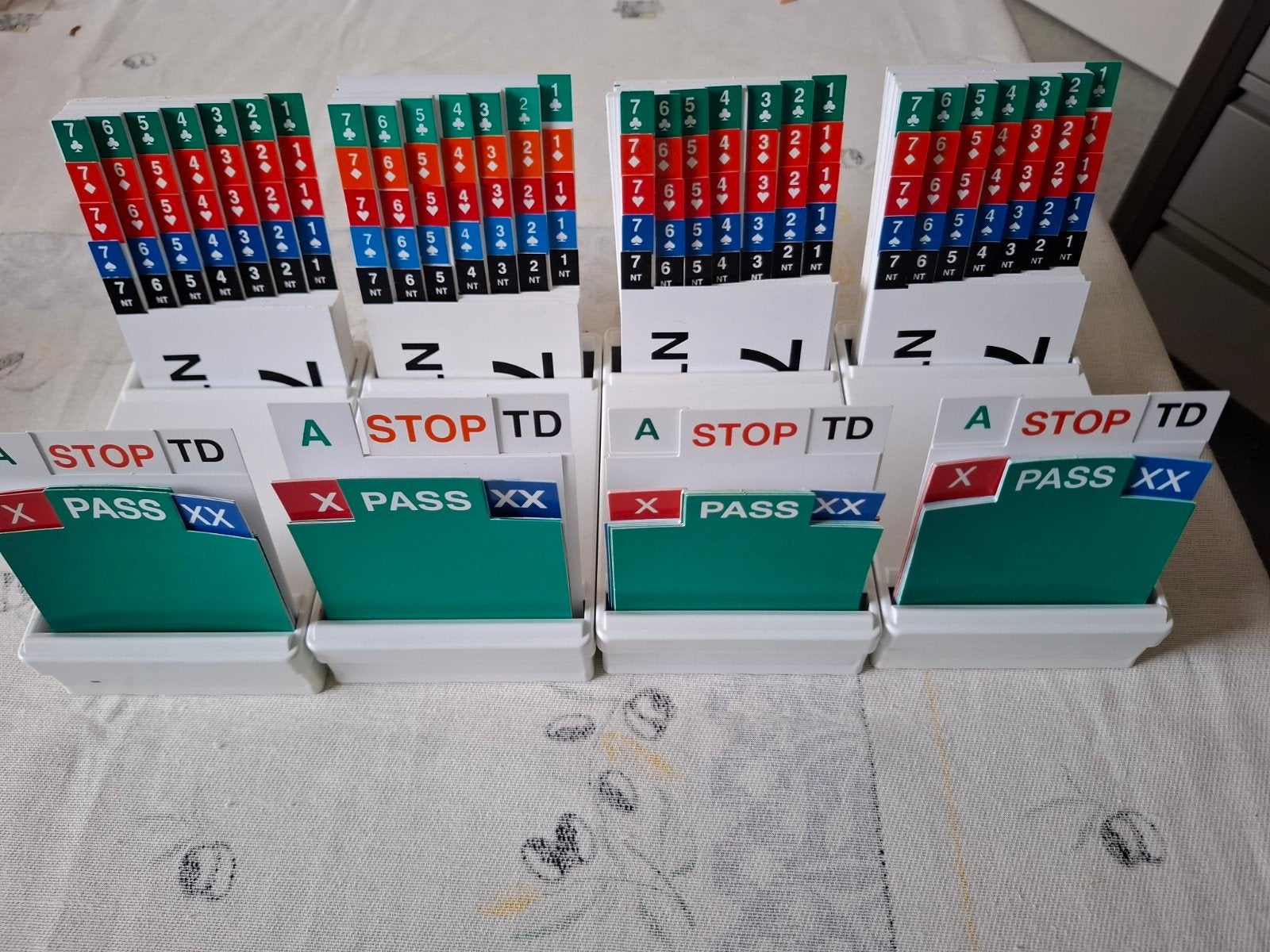 4 nieuwe biedboxen bridgen, Hobby en Vrije tijd, Ophalen of Verzenden, Nieuw