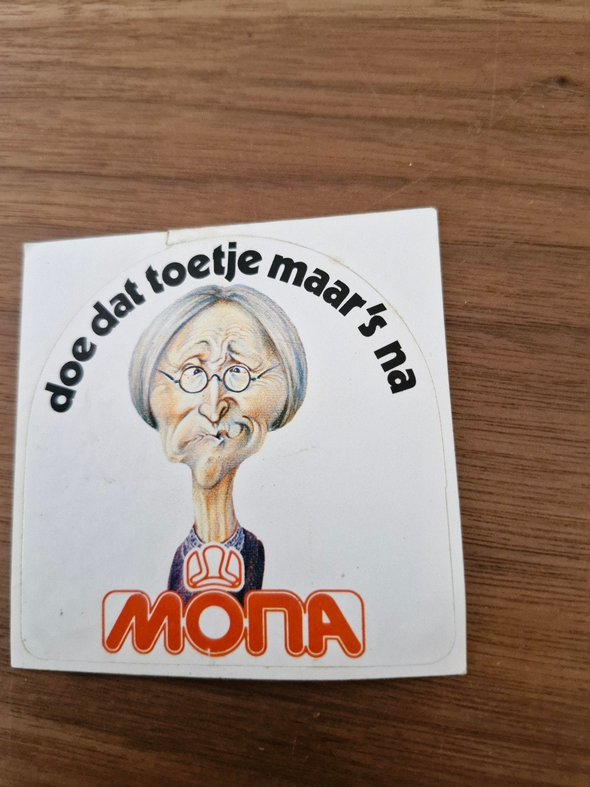 9630 Vintage Mona Sticker - Doe dat toetje maar's na, Ophalen of Verzenden, Gebruikt, Merk