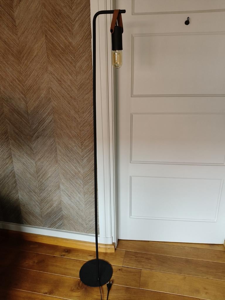 Moderne zwarte vloerlamp met leren detail, Huis en Inrichting, Lampen | Vloerlampen, Modern, Industrieel, Overige materialen, Ophalen of Verzenden