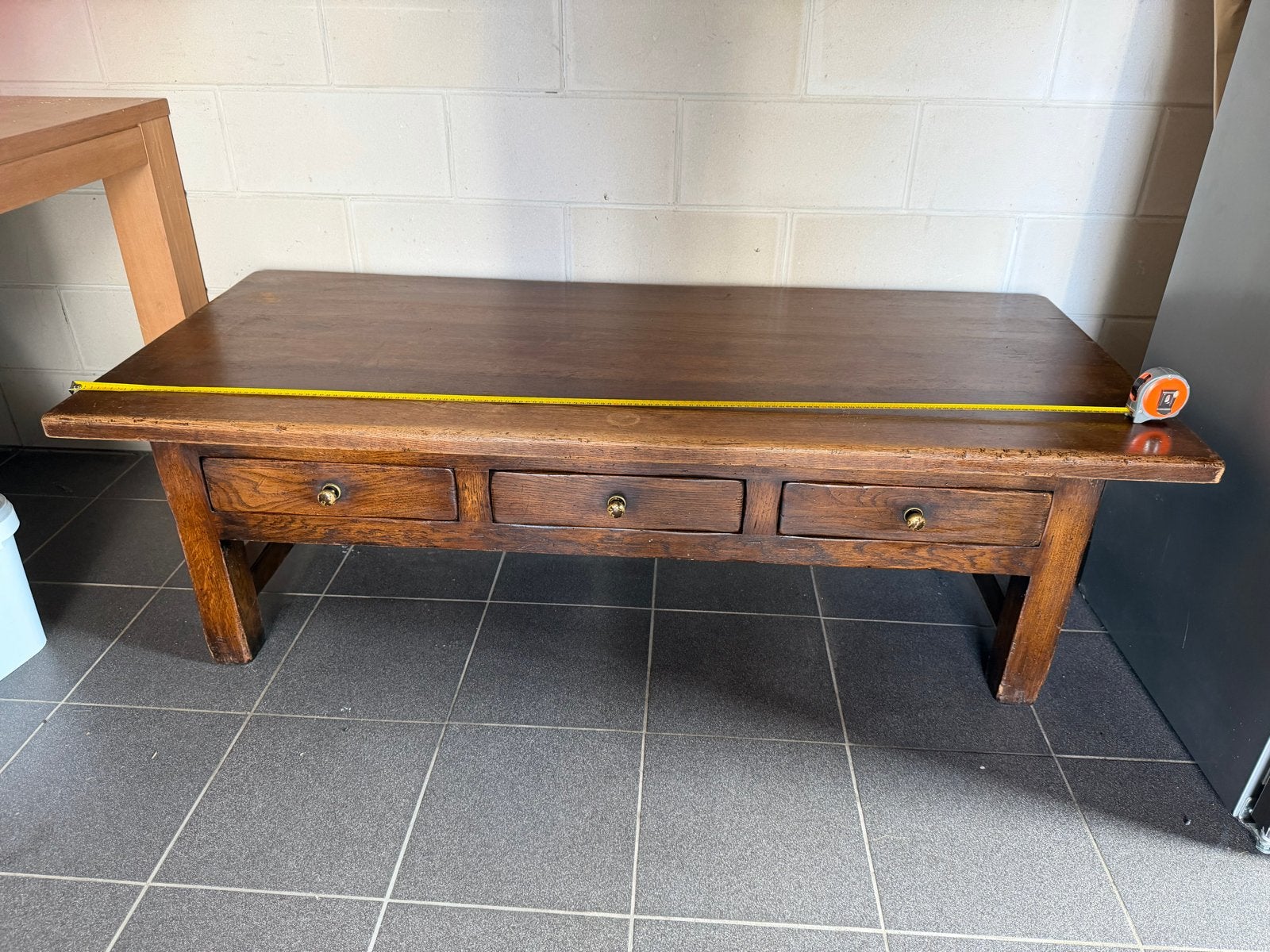Robuuste houten salontafel met 3 lades, 50 – 75, Gebruikt, 100 tot 150 cm, Rechthoekig