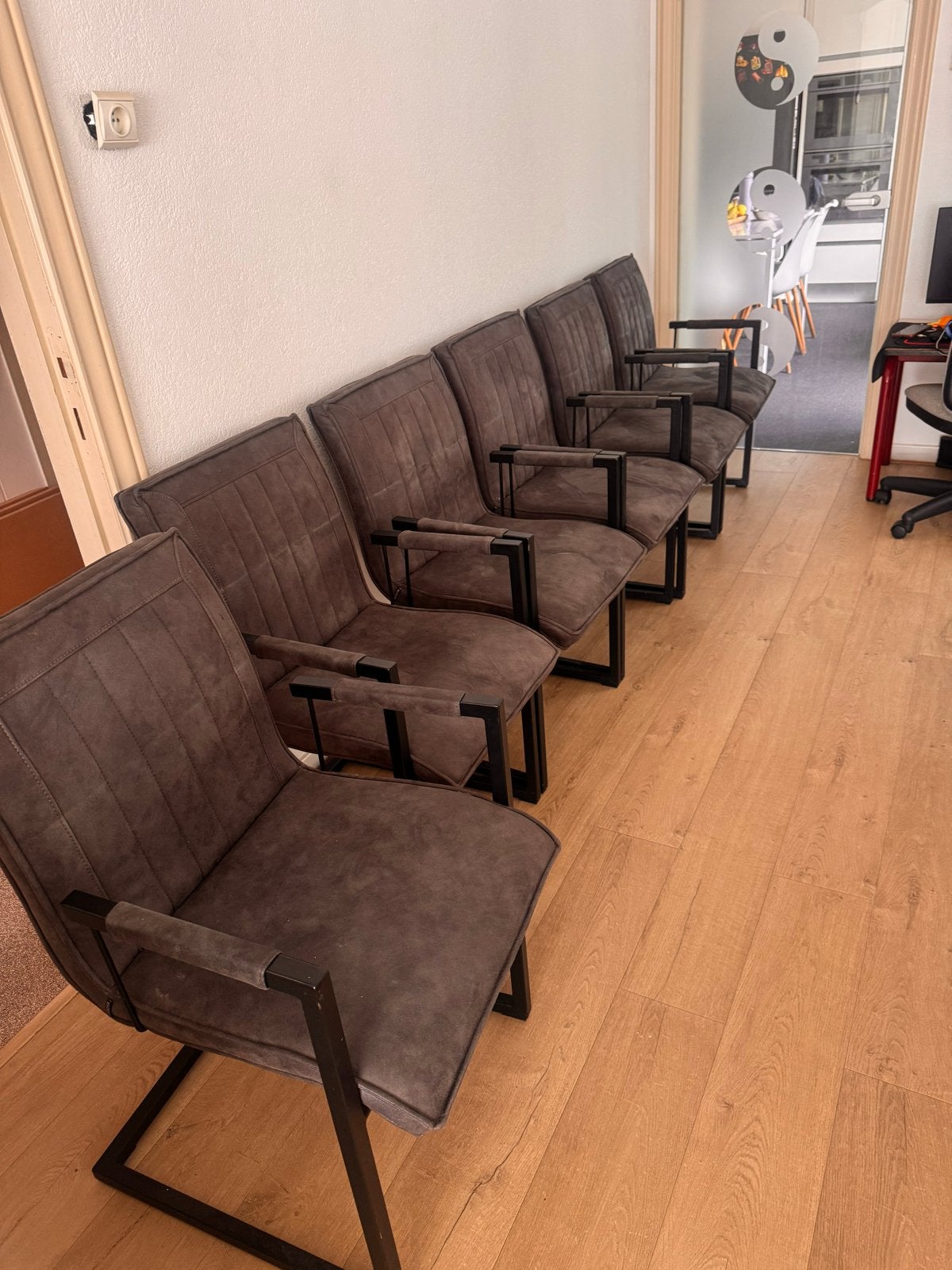 6x Comfortabele eetkamerstoelen - Grijs met zwart frame, Ophalen, Zo goed als nieuw, Metaal, Grijs