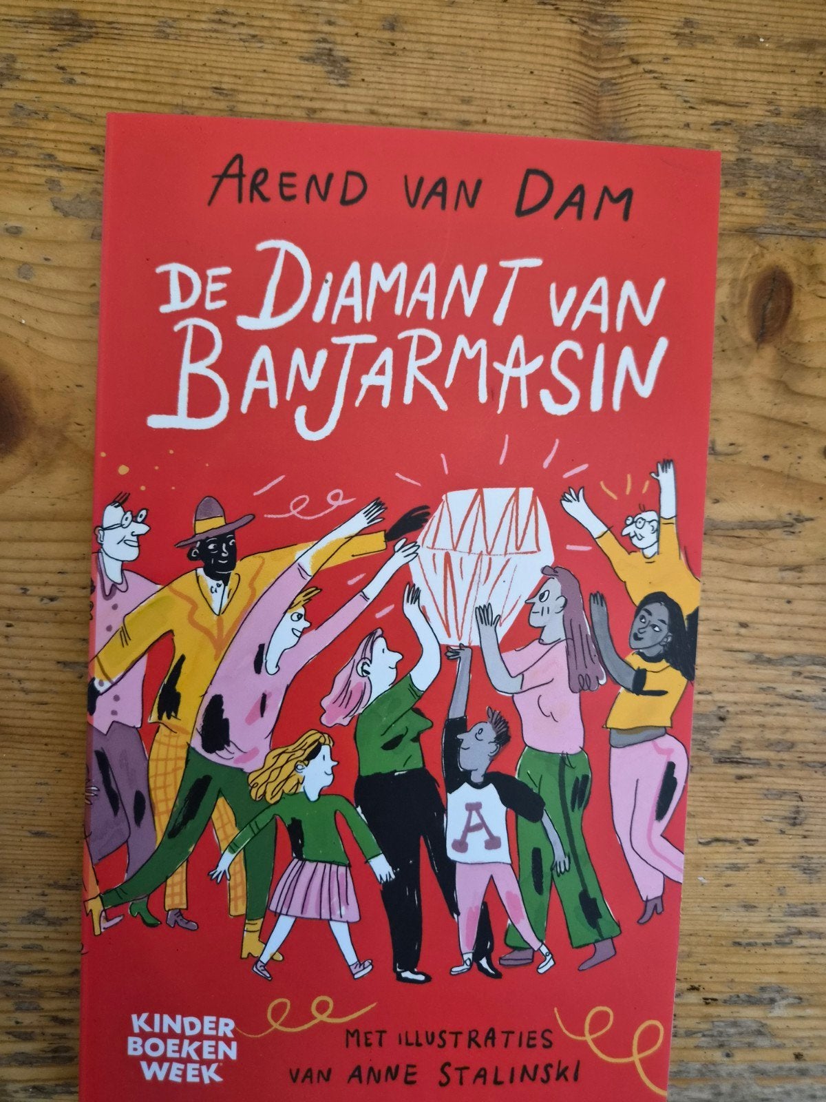 De Diamant van Banjarmasin - Arend van Dam ), Boeken, Ophalen of Verzenden, Zo goed als nieuw, Arend van Dam, Fictie