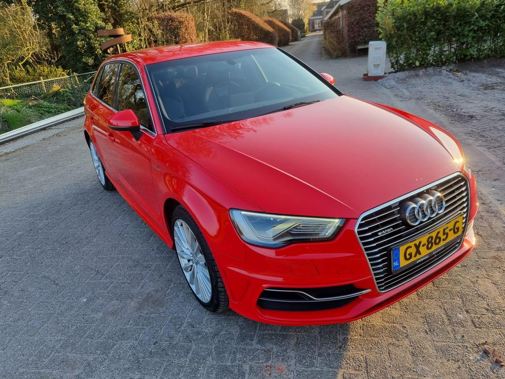 Audi A3 1.4 Tfsi 204pk E-tron Phev S Tronic 2015 rood, Auto's, Audi, 4 cilinders, Leder en Stof, 1395 cc, 149 pk