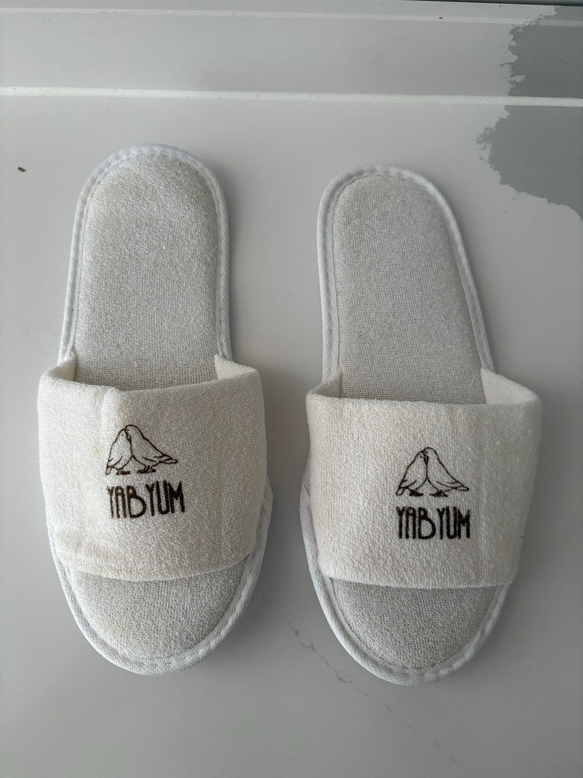 Originele Yab Yum Slippers - Wit met logo ( nog 7 paar ), Verzenden, Zo goed als nieuw, Gebruiksvoorwerp