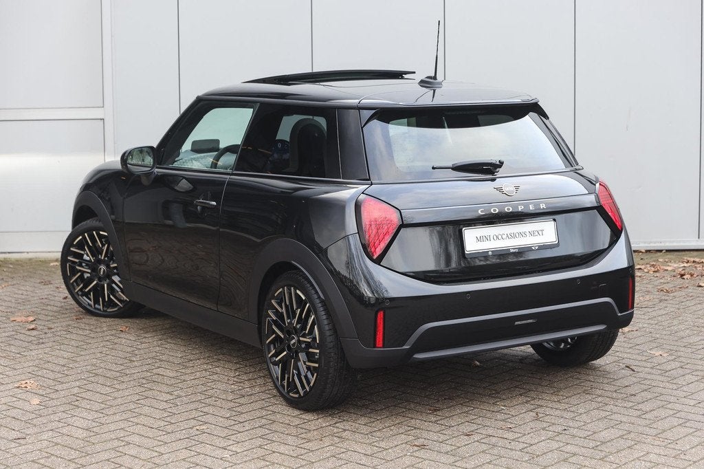 MINI Hatchback Cooper C Automaat / Pakket M / Favoured / 18", 156 pk, Met garantie (alle), 4 stoelen, Zwart