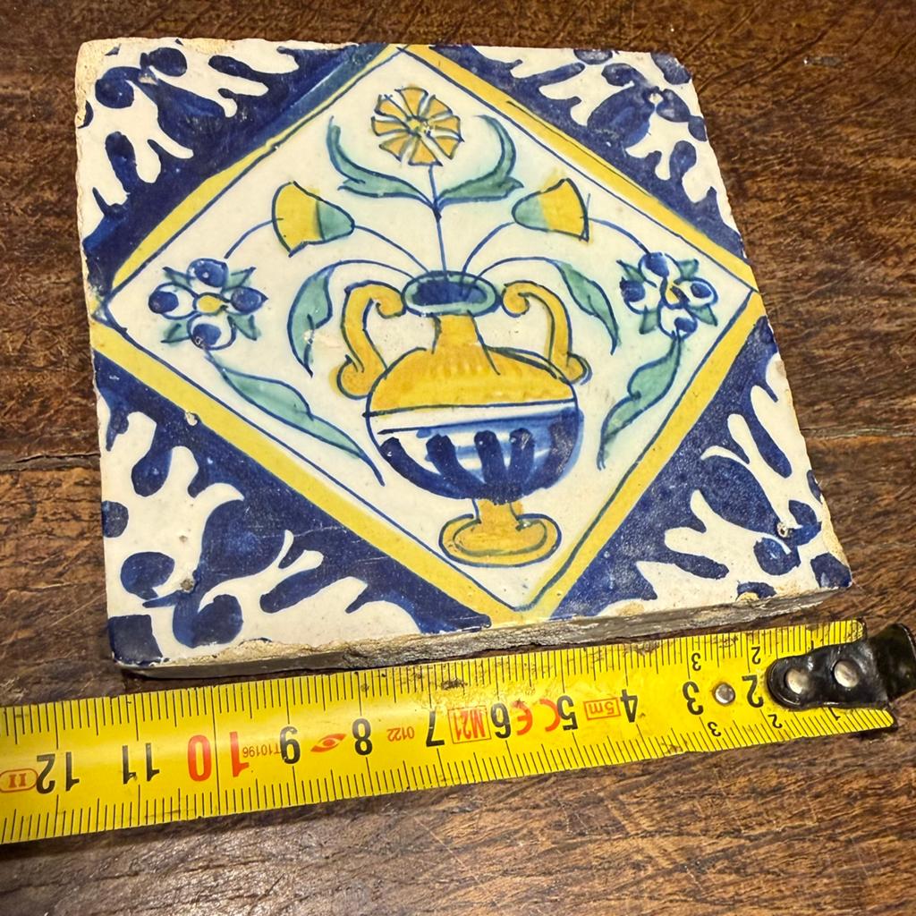 Klein formaat polychrome kwadraat tegel topstaat, Antiek en Kunst, Antiek | Wandborden en Tegels, Ophalen of Verzenden