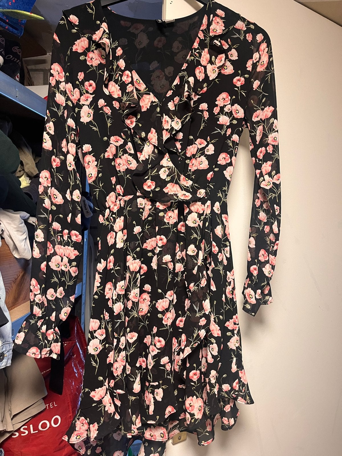 Zwart bloemenjurkje met ruches - Divided H&M, Zwart, Ophalen of Verzenden, Zo goed als nieuw, Maat 36 (S)