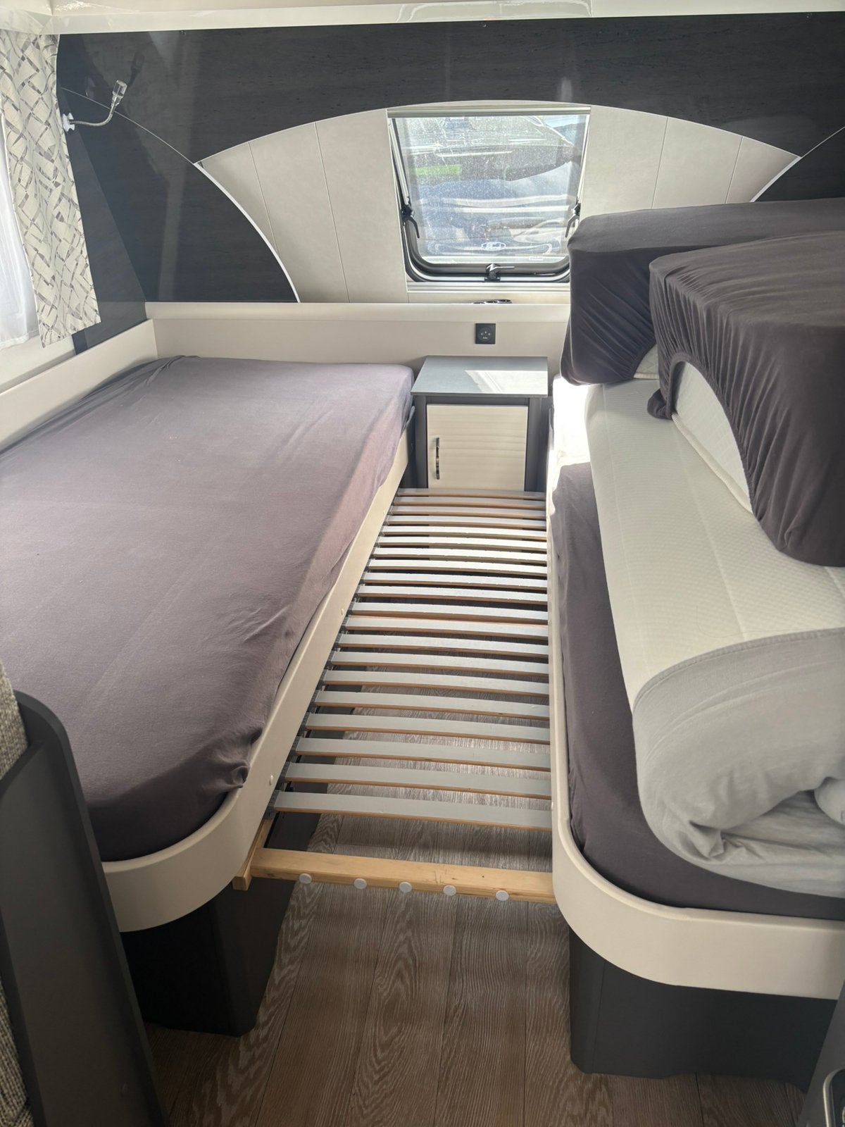 Bedverbreder lattenbodem/matras hobby caravan, Ophalen, Zo goed als nieuw