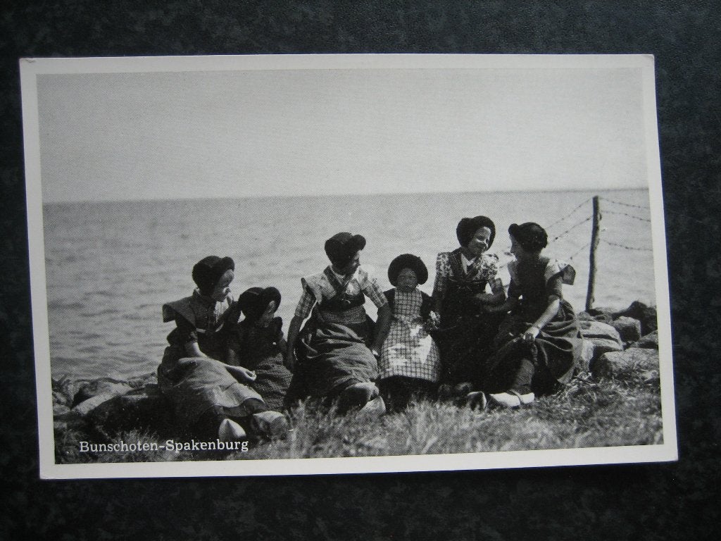BUNSCHOTEN - SPAKENBURG  aan het strand in klederdracht, Ophalen of Verzenden, 1940 tot 1960, Utrecht