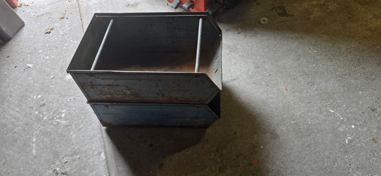 2 Stalen Stapelbakken - 54x33x20cm - Goede Staat, Ophalen, Gebruikt, 50 tot 75 cm, Minder dan 40 cm