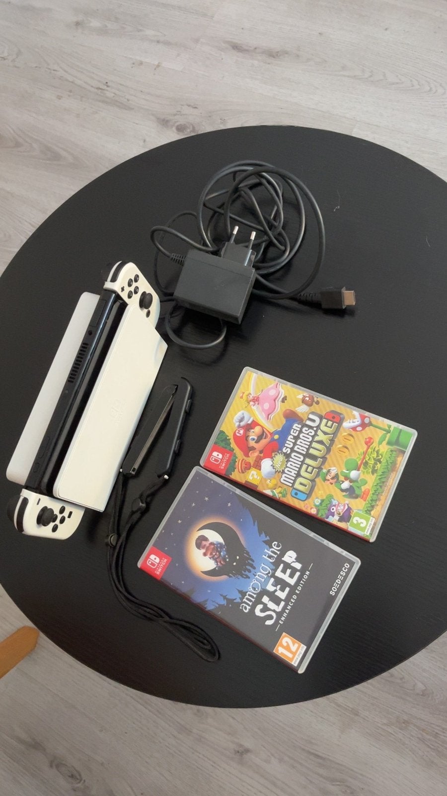 Nintendo switch  oled met kabels, de straps en 2 spellen, Ophalen, Zo goed als nieuw, Met 2 controllers, Met games