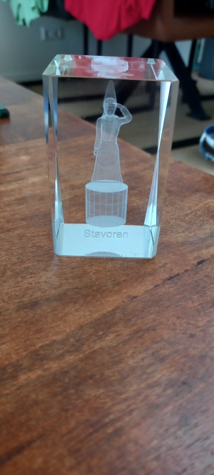 Glazen beeldje 'Vrouwtje van Stavoren' in kristal, Ophalen of Verzenden, Gebruikt, Mens