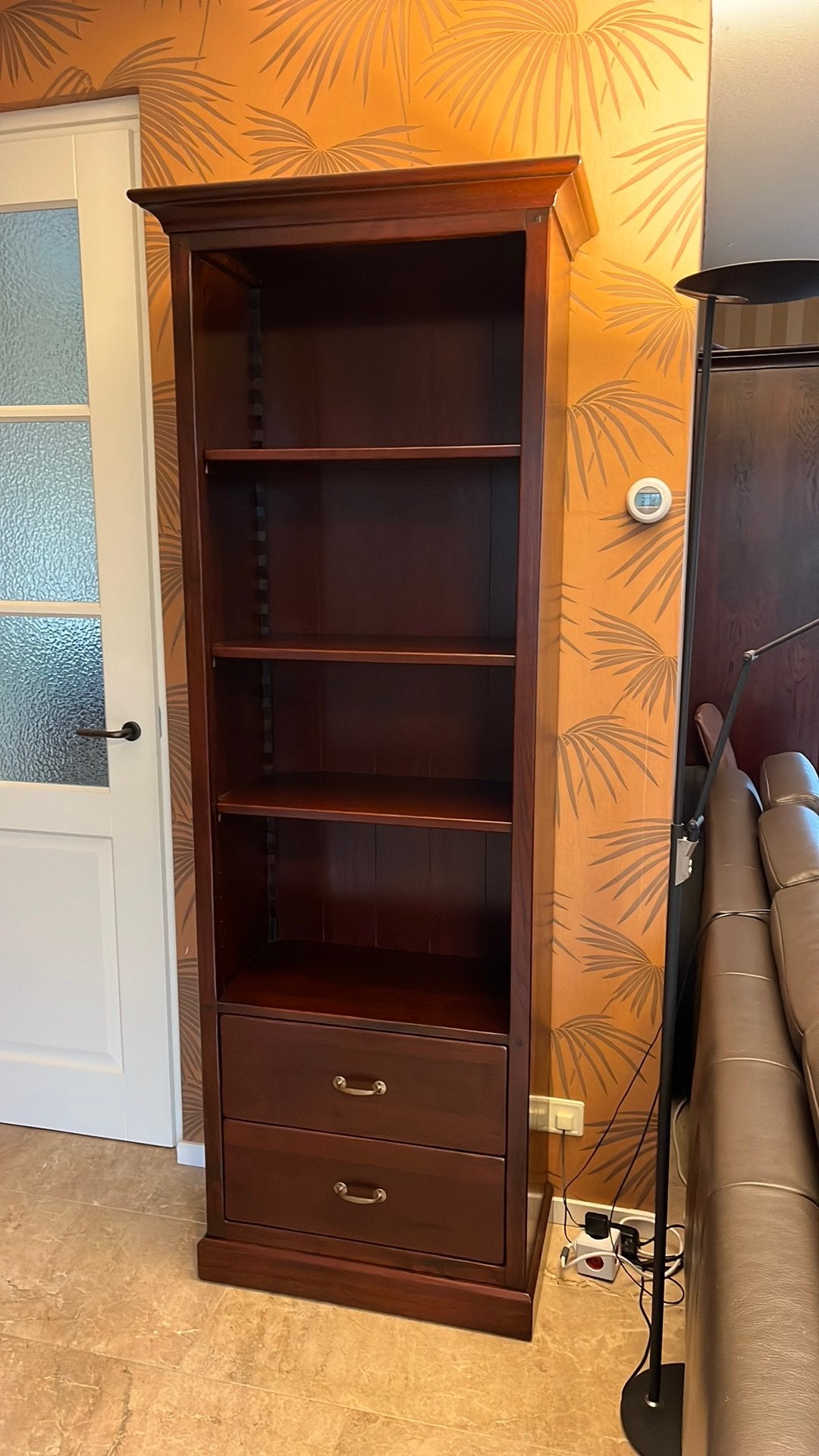 Smalle boekenkast, mahonie kleur eikenhout, twee lades, Huis en Inrichting, Ophalen, Eikenhout, 50 tot 100 cm, Zo goed als nieuw