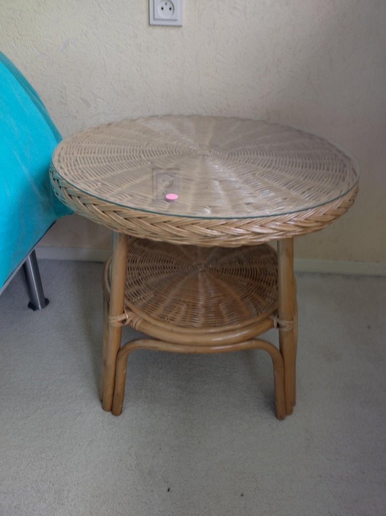 2 Ronde rotan bijzet tafeltjes met glazen blad, Huis en Inrichting, Tafels | Bijzettafels, Gebruikt, Rond, 55 tot 75 cm, Glas