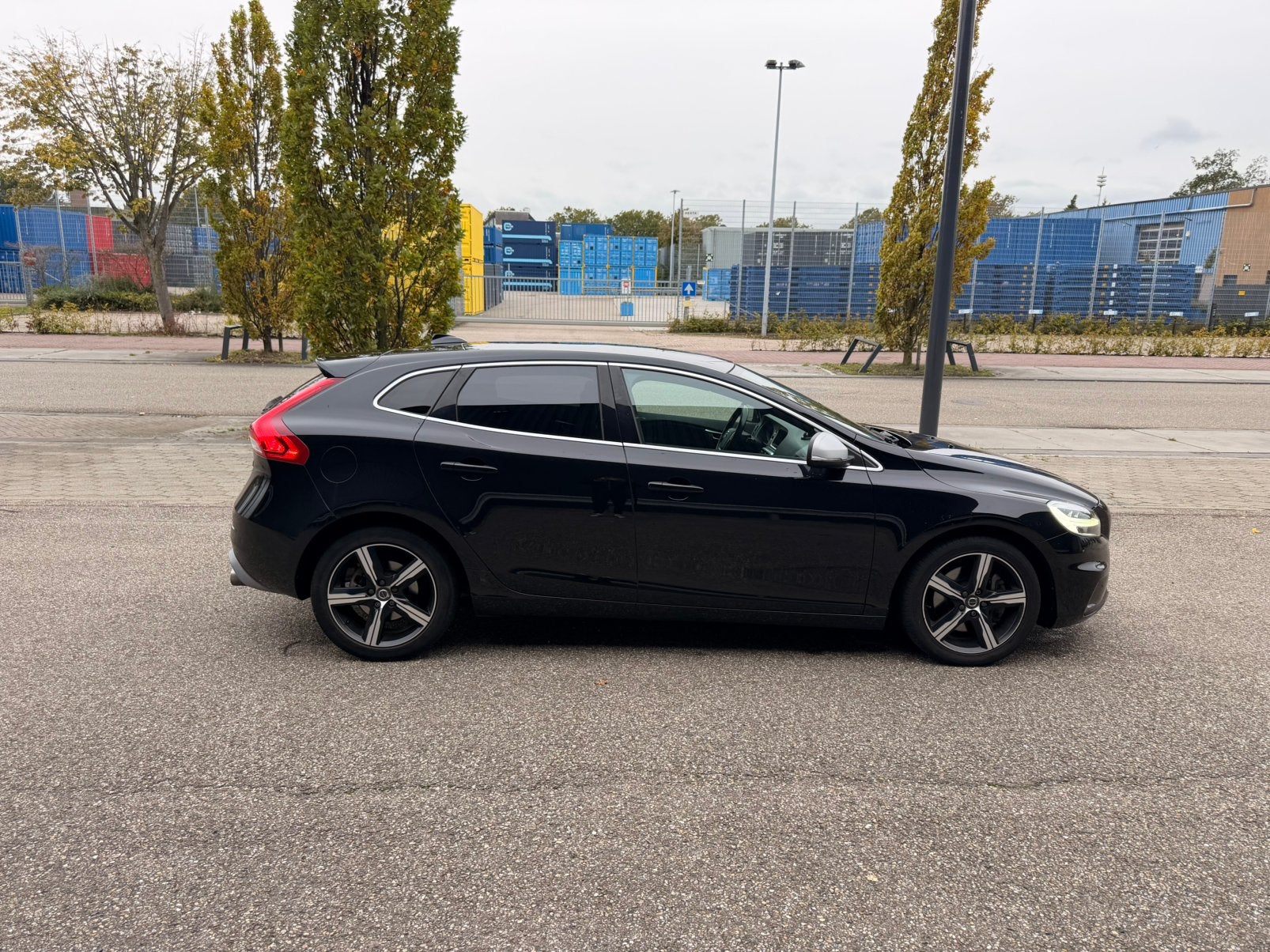Volvo V40 1.5 T3 152PK Geartronic 2019 Zwart - R Design, Auto's, 1498 cc, Zwart, 4 cilinders, 700 kg