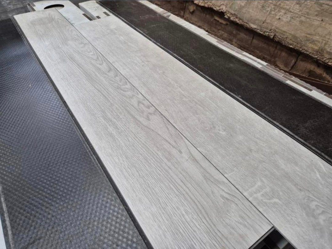 37m² click pvc incl ondervloer grijs houtlook 121xm x 21cm, Ophalen, Nieuw, 25 tot 50 m², Overige typen