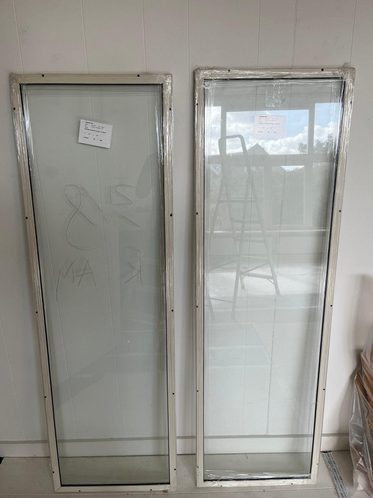 2 nieuwe houten voorzetramen, Doe-het-zelf en Verbouw, Ophalen, Zo goed als nieuw, Gevelraam of Ruit