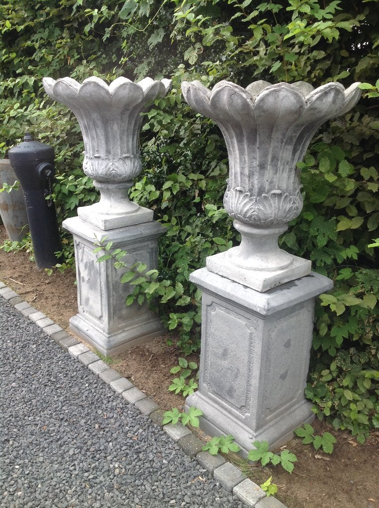 Betonnen pot en hoge sokkel tulp., Ophalen, Rond, Nieuw, Balkon