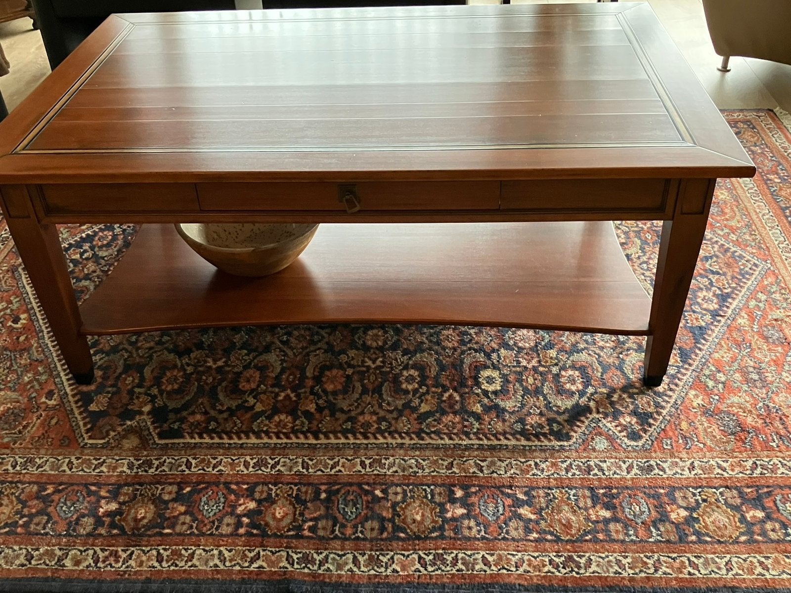 Houten Salontafel met lade en opbergplank (Kers Antiek), Ophalen, Zo goed als nieuw, Rechthoekig, 50 tot 100 cm