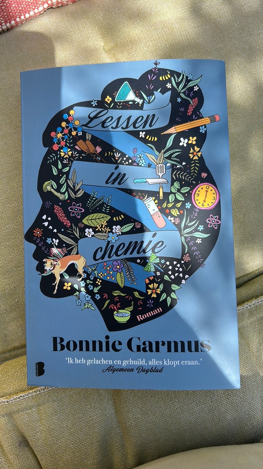 Boek Lessen in chemie van Bonnie Carmus. Roman, Boeken, Ophalen of Verzenden, Zo goed als nieuw