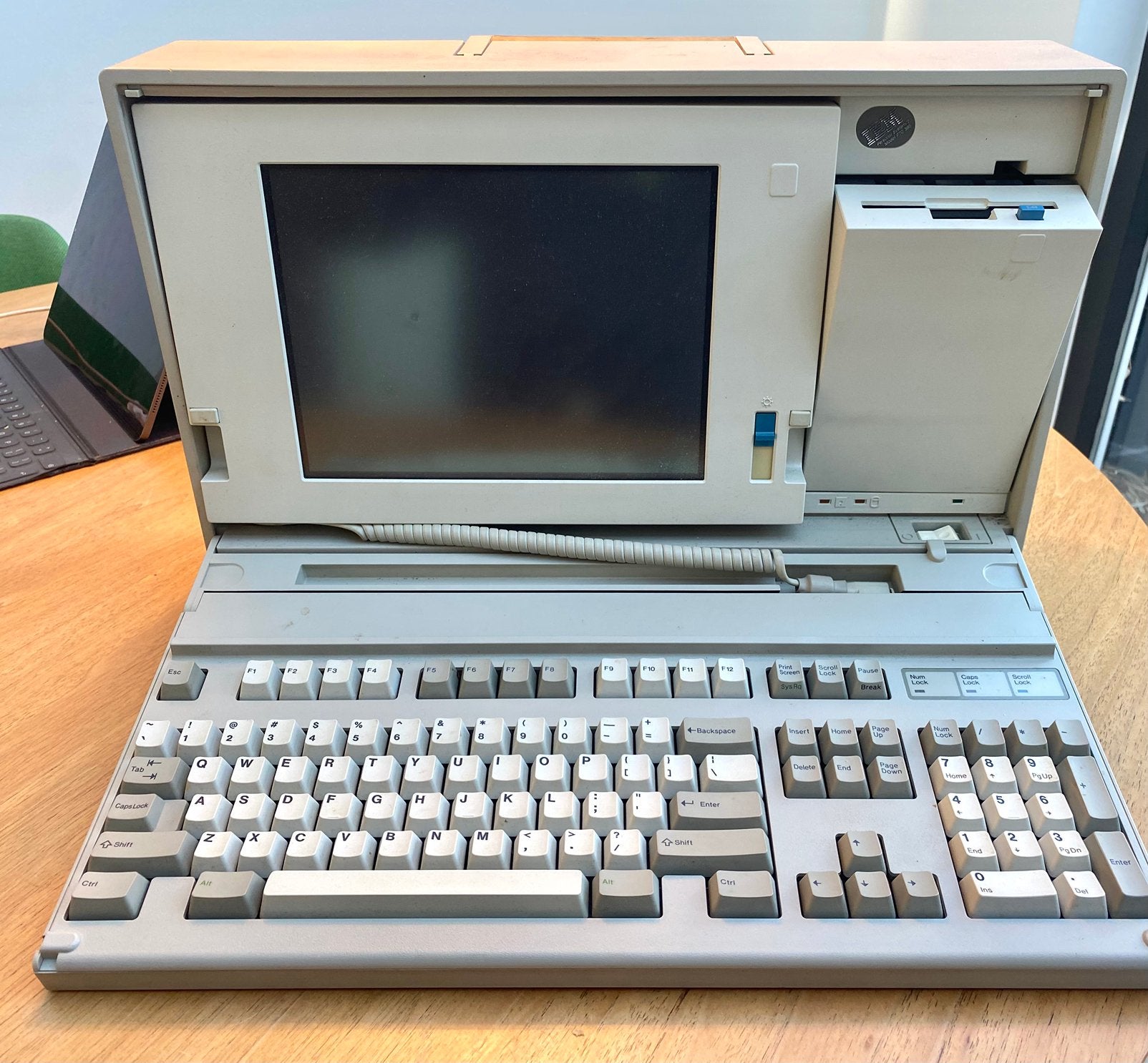 IBM PS/2 Model P70 386 – vintage portable PC 1989
