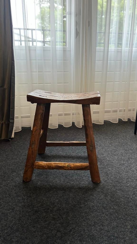 Authentiek antiek houten krukje met karakter, Huis en Inrichting, Krukjes, Ophalen of Verzenden, Gebruikt, Hout