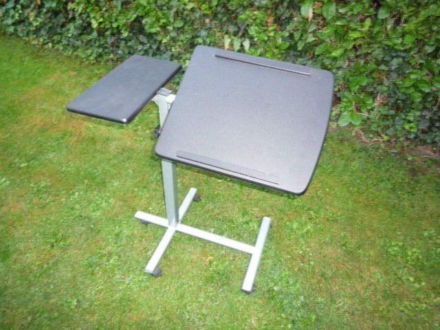 zwarte laptop tafel  of bedtafeltje zgan  wieltjes, Computers en Software, Ophalen of Verzenden, Zo goed als nieuw, In diepte verstelbaar