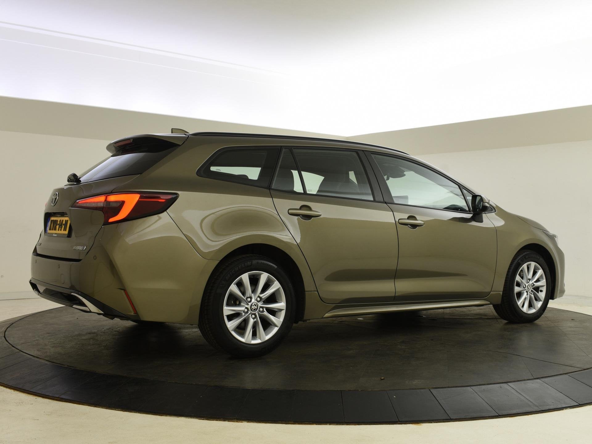 Toyota Corolla Touring Sports Hybrid 140 Business | Stoelver, Auto's, 12 maanden, Gebruikt, 4 cilinders, Corolla