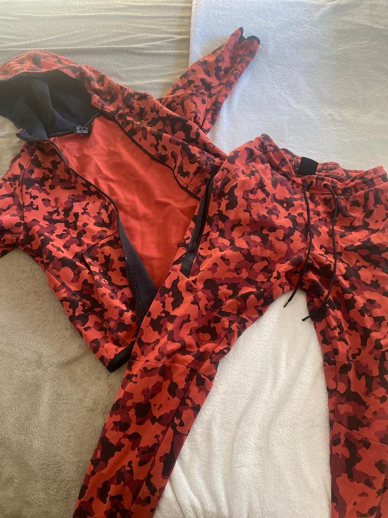Nike Tech Fleece Camo Trainingspak (Rood/Zwart), Ophalen of Verzenden, Gedragen
