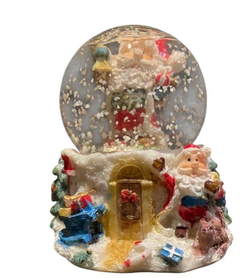 Kerst Sneeuwbol met Kerstman op sokkel, 9 cm hoog, Ophalen of Verzenden, Zo goed als nieuw