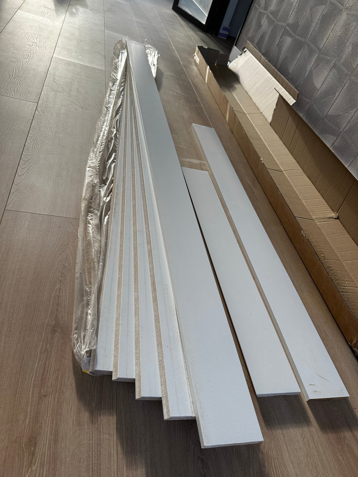 Nieuwe Plinten 9010 Afgelakt 120x15x2400mm met kabelgoot, Ophalen, Nieuw, Mdf, 200 tot 250 cm
