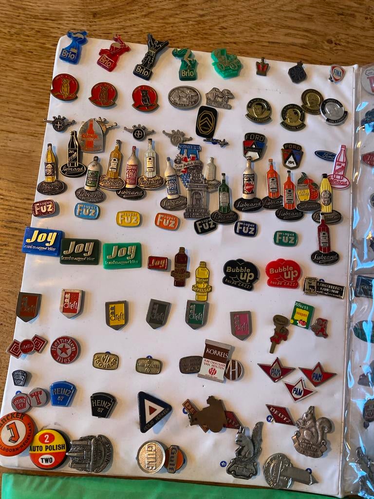 Twee mappen vol met diverse oude speldjes en pins, Verzamelen, Speldjes, Pins en Buttons, Gebruikt, Speldje of Pin, Overige onderwerpen