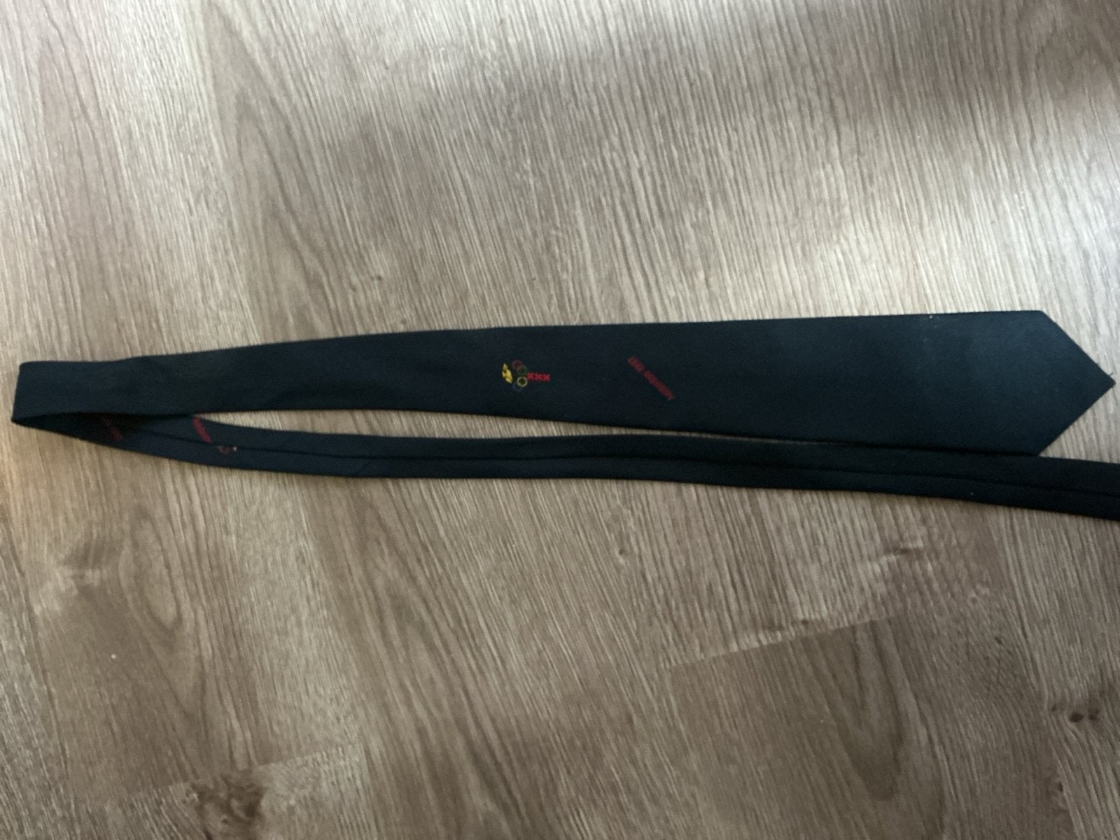 Nette zwarte stropdas Olympische ringen en Amsterdam 1992, Kleding | Heren, Ophalen of Verzenden, Zo goed als nieuw, Zwart, Met patroon