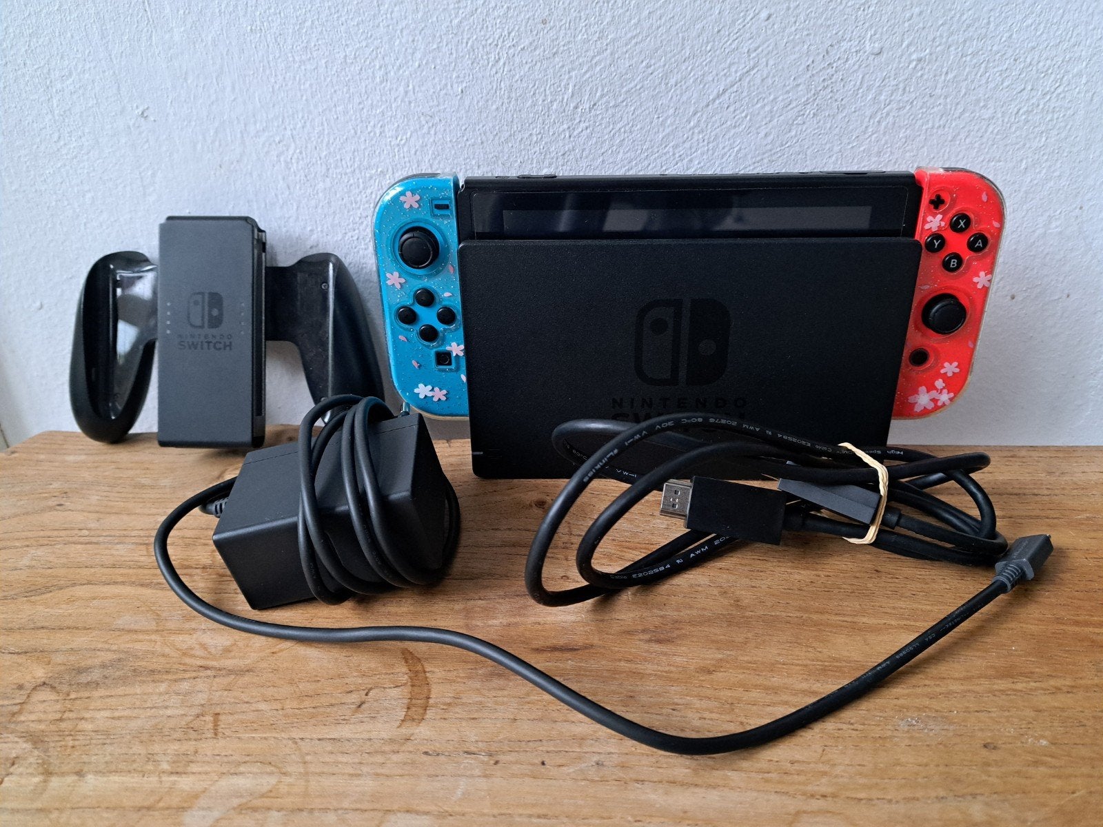 NINTENDO SWITCH met accesoires - unieke joycons, Ophalen of Verzenden, Zo goed als nieuw, Met 2 controllers, Switch Original