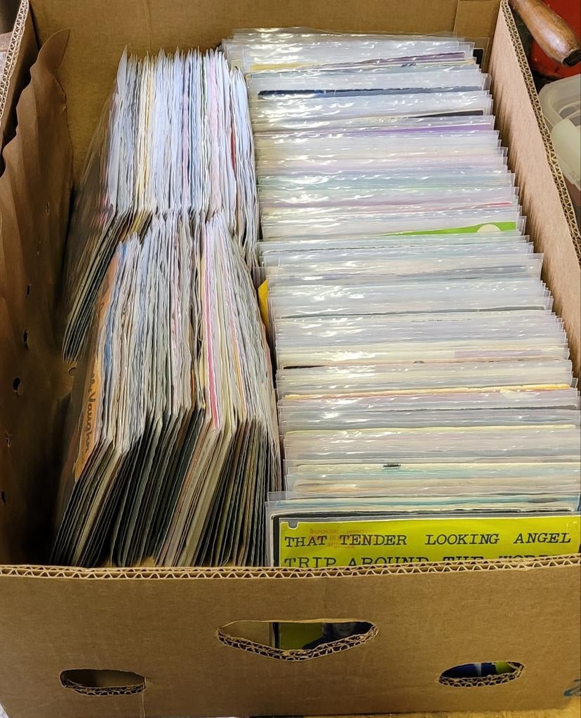 Bananendoos met 303 engelstalige singles, Cd's en Dvd's, Vinyl Singles, Ophalen of Verzenden, Gebruikt, Overige genres