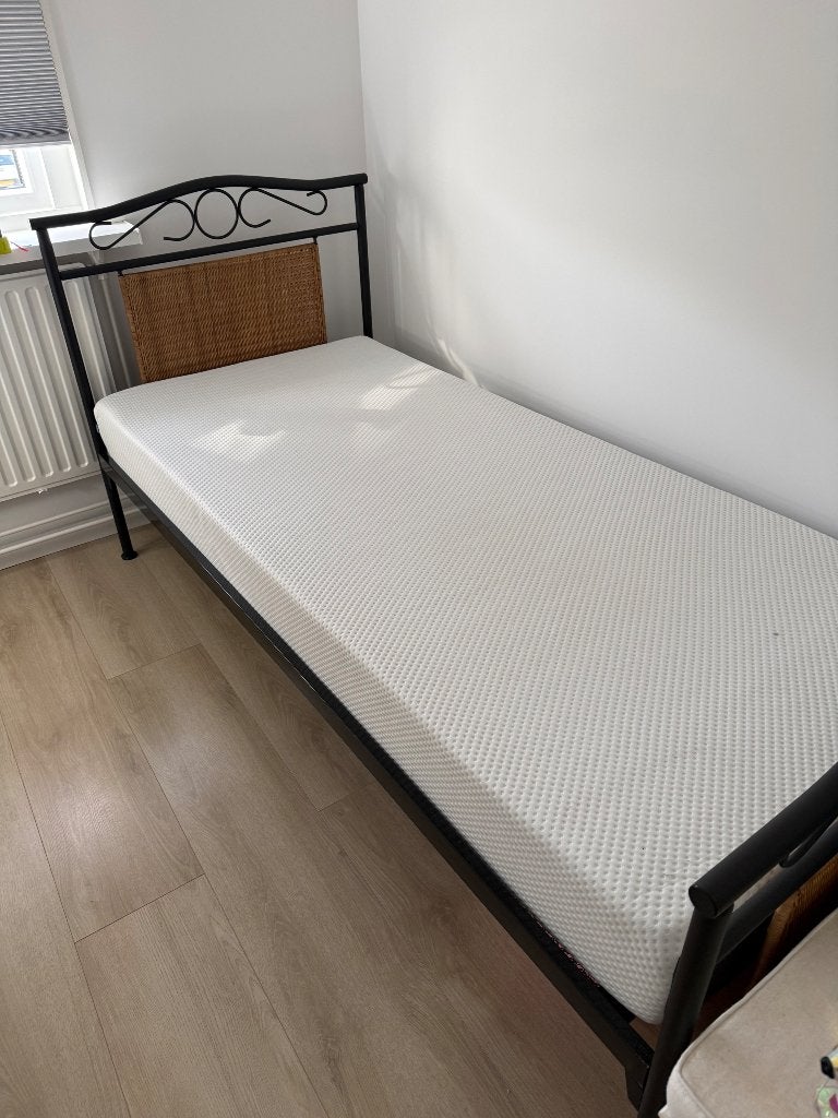 Metalen eenpersoonsbed met gevlochten riet, Huis en Inrichting, Ophalen, Gebruikt, 90 cm, Eenpersoons