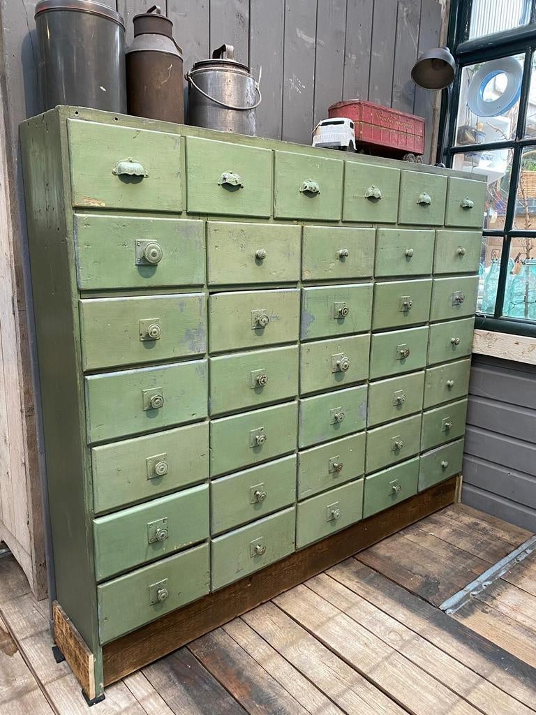 Stoere brocante kast ladekast hobbykast
