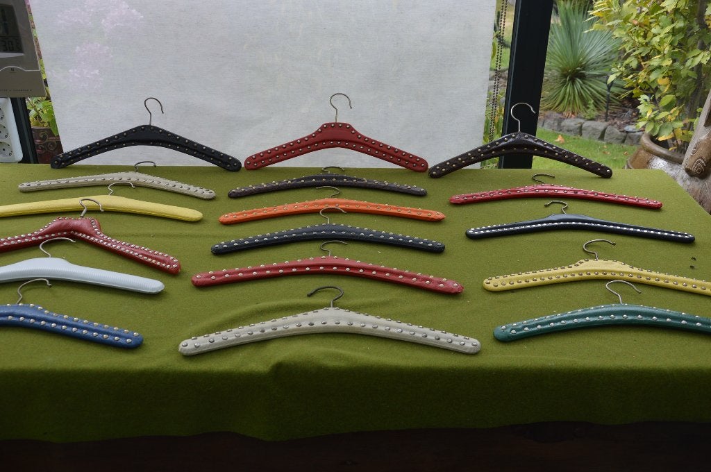 19 vintage kledinghangers van skaileer met studs / siernagel, Ophalen of Verzenden, Huis en Inrichting