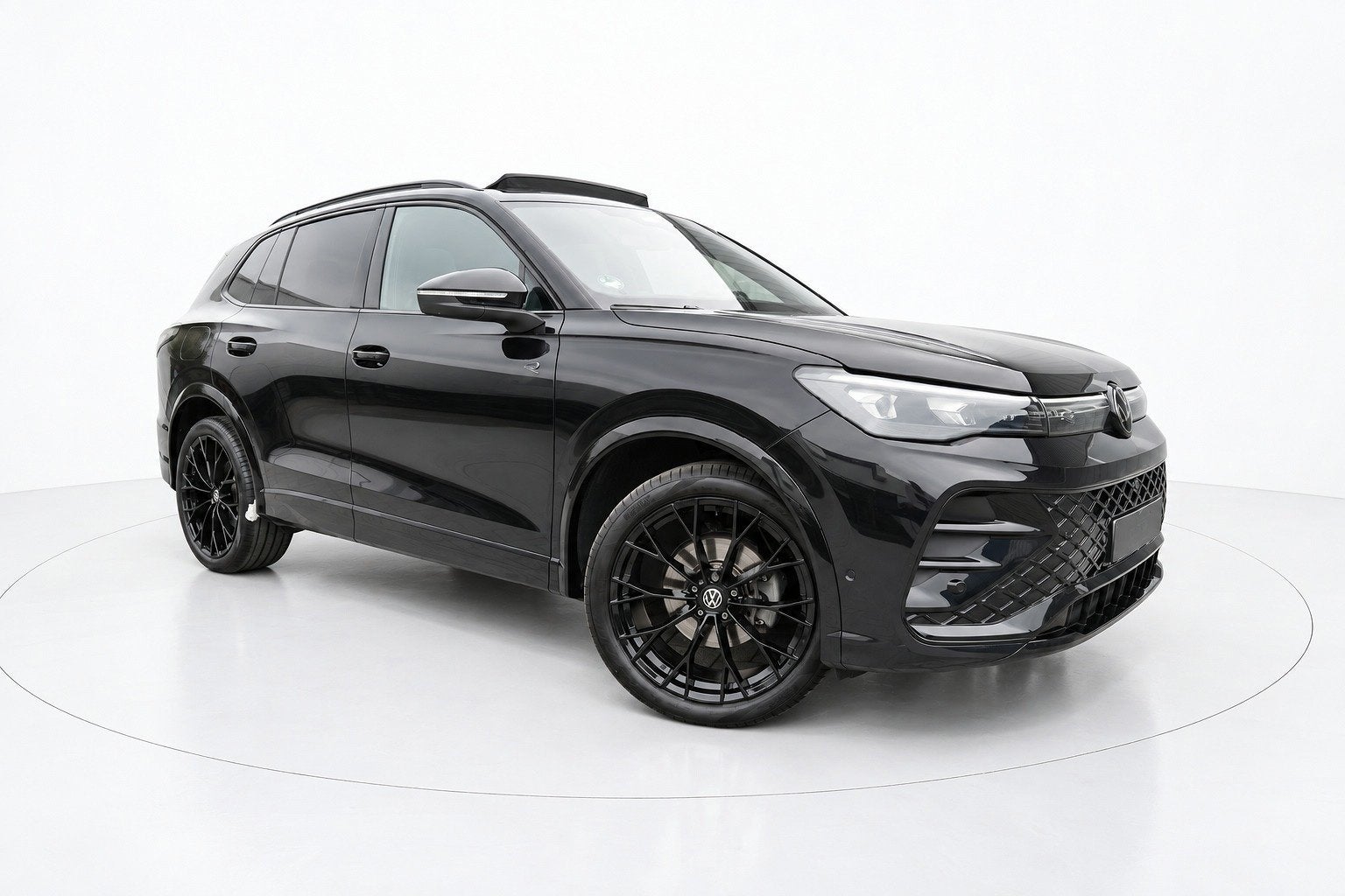Foto 3 van Volkswagen Tiguan 1.5 eTSI 3x R Line PANO IQ HEAD UP H&K 360