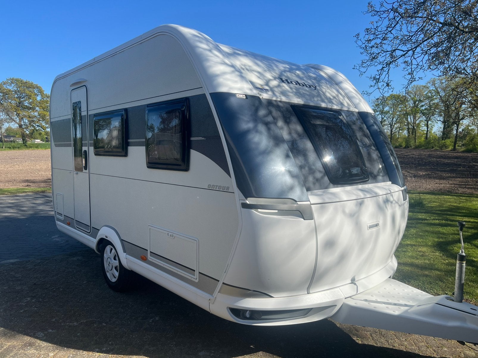 Hobby 390 SF met voortent en fietsendrager bj 2022, Standaardzit, Hobby, Particulier, Tot 4 meter