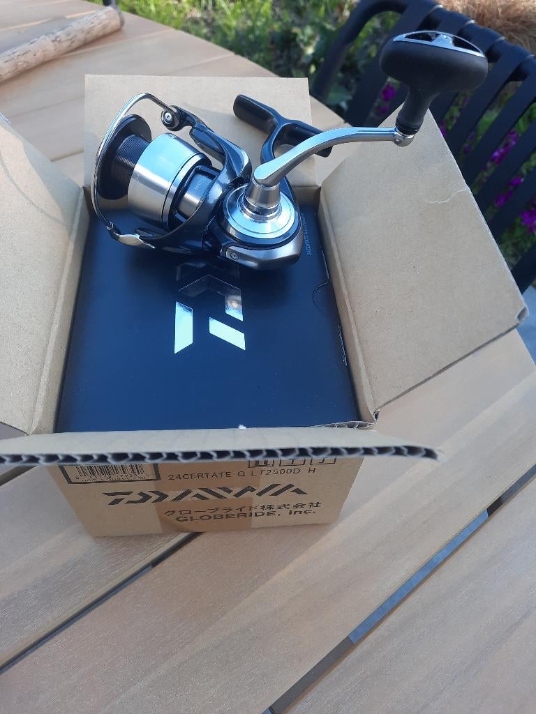 Daiwa 24 Certate LT 2500D-H nieuw!, Watersport en Boten, Hengelsport | Roofvissen, Nieuw, Molen, Ophalen