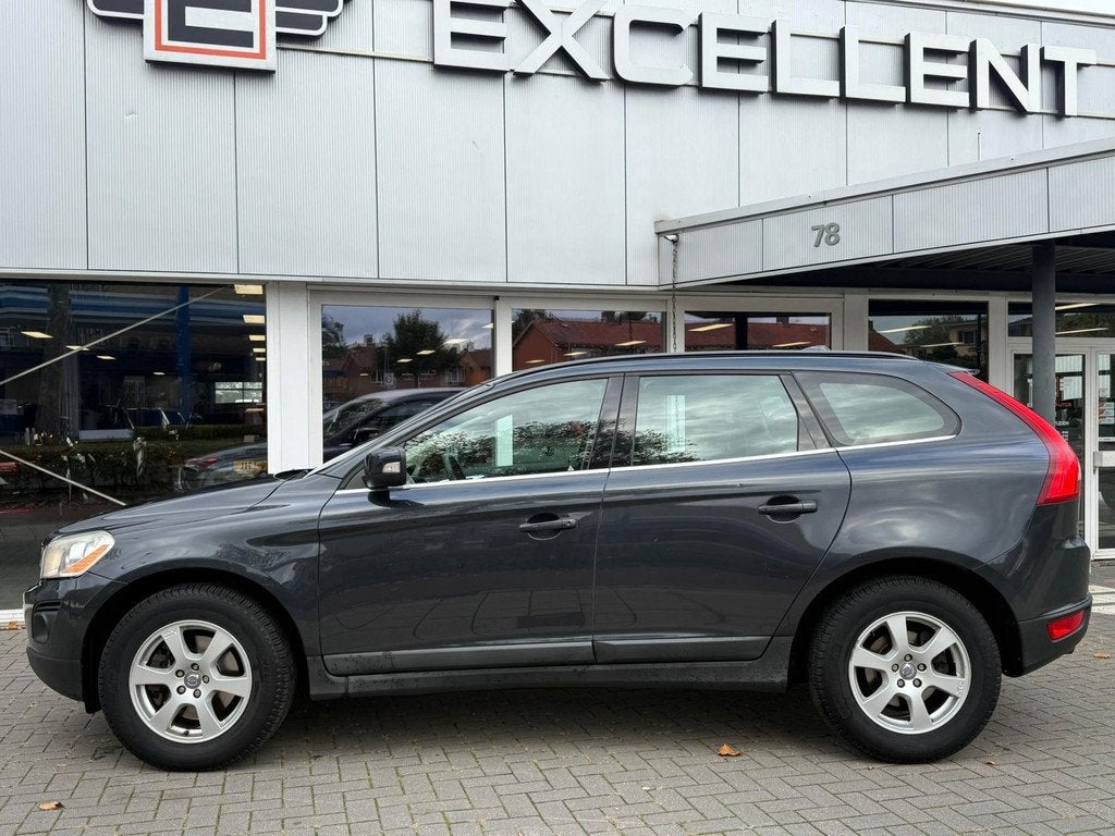 Volvo XC60 2.4 D5 AWD Momentum - Leder, Auto's, Volvo, Automaat, 1716 kg, Gebruikt, 197 €/maand