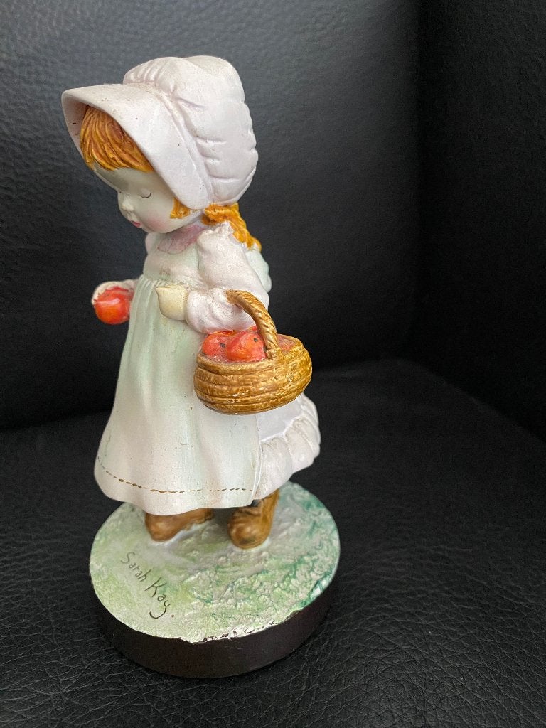 Beeldje Sarah Kay: Het meisje met de appels, 2010, Verzamelen, Beelden en Beeldjes, Ophalen of Verzenden, Zo goed als nieuw, Overige typen